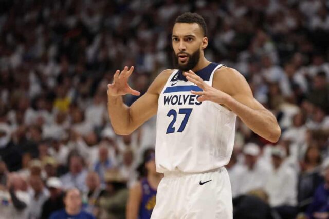 Rudy Gobert nº 27 do Minnesota Timberwolves enquanto jogava contra o Denver Nuggets no terceiro jogo dos playoffs da primeira rodada da Conferência Oeste no Target Center em 21 de abril de 2023 em Minneapolis, Minnesota.  Denver venceu o jogo por 120-111 e assumiu a liderança da série por 3-0.  NOTA AO USUÁRIO: O Usuário reconhece e concorda expressamente que, ao baixar e/ou usar esta fotografia, o Usuário está concordando com os termos e condições do Contrato de Licença da Getty Images.