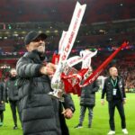 O técnico do Liverpool, Jurgen Klopp, comemora com o troféu da Carabao Cup