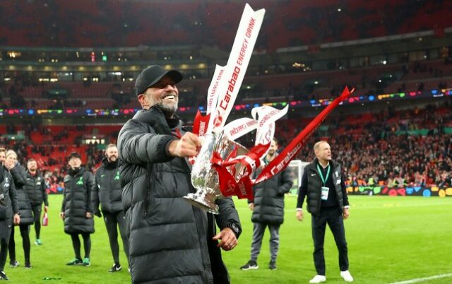 O técnico do Liverpool, Jurgen Klopp, comemora com o troféu da Carabao Cup