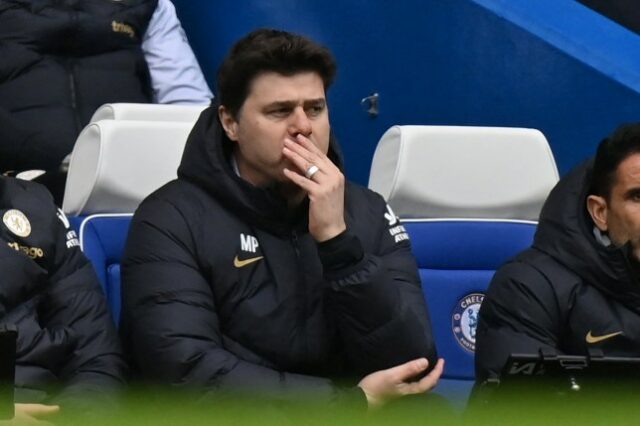 O técnico do Chelsea, Mauricio Pochettino, no banco durante um jogo
