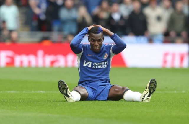 Frustração para Nicolas Jackson, do Chelsea, durante a partida da semifinal da Emirates FA Cup entre Manchester City e Chelsea, no Estádio de Wembley