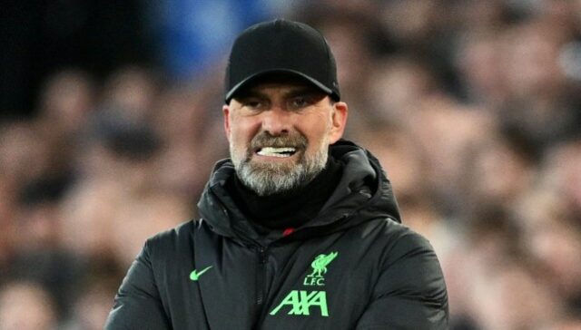 Jurgen Klopp, técnico do Liverpool, reage durante a partida da Premier League entre Everton e Liverpool em Goodison Park