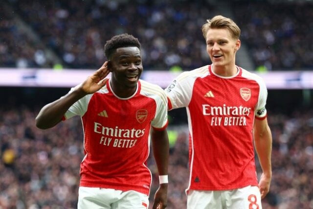 Bukayo Saka e Martin Odegaard, do Arsenal, comemoram após gol contra de Pierre-Emile Hojbjerg