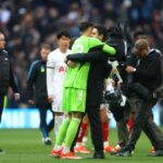 Mikel Arteta abraça David Raya após vitória do Arsenal sobre o Tottenham