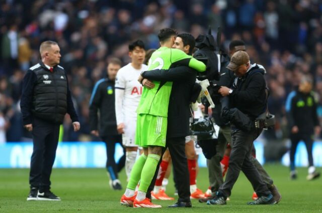 Mikel Arteta abraça David Raya após vitória do Arsenal sobre o Tottenham