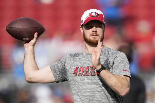 SANTA CLARA, CALIFÓRNIA - 28 DE JANEIRO: Sam Darnold # 14 do San Francisco 49ers se aquece antes de um jogo contra o Detroit Lions no NFC Championship Game no Levi's Stadium em 28 de janeiro de 2024 em Santa Clara, Califórnia.