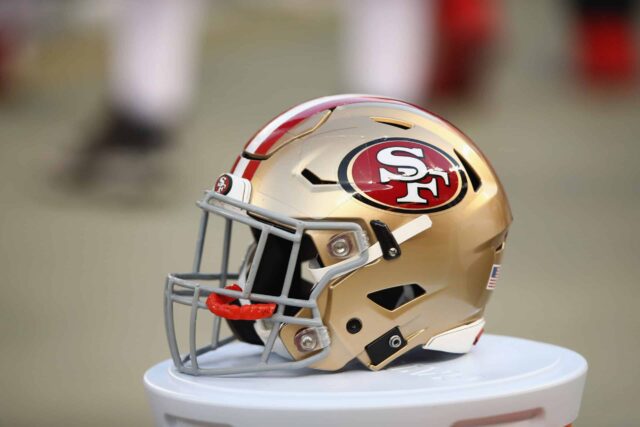 Um capacete do San Francisco 49ers durante o jogo de pré-temporada contra o Los Angeles Chargers no Levi's Stadium em 30 de agosto de 2018 em Santa Clara, Califórnia.