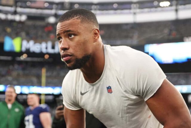 EAST RUTHERFORD, NOVA JERSEY - 29 DE OUTUBRO: Saquon Barkley # 26 do New York Giants observa após a derrota de seu time por 13 a 10 na prorrogação contra o New York Jets no MetLife Stadium em 29 de outubro de 2023 em East Rutherford, Nova Jersey.