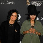 Sara Gilbert e Linda Perry na gala pré-Grammy de Clive Davis e saudação aos ícones da indústria