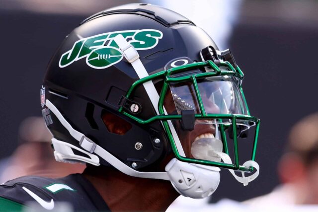 Sauce Gardner nº 1 do New York Jets entra em campo antes de um jogo contra o New England Patriots no MetLife Stadium em 30 de outubro de 2022 em East Rutherford, Nova Jersey.