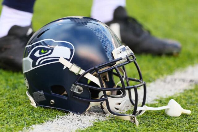 Capacete do Seattle Seahawks em campo antes do jogo da National Football League entre o New York Giants e o Seattle Seahawks em 22 de outubro de 2017, no MetLife Stadium em East Rutherford, NJ