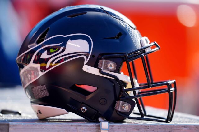 Um capacete do Seattle Seahawks fica no banco durante o jogo contra o Kansas City Chiefs no Arrowhead Stadium em 24 de dezembro de 2022 em Kansas City, Missouri.