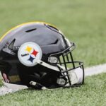 Um capacete do Pittsburgh Steelers em campo durante o jogo contra o Cincinnati Bengals no Paycor Stadium em 11 de setembro de 2022 em Cincinnati, Ohio.