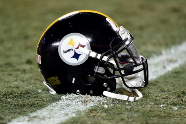 Um capacete do Pittsburgh Steelers fica em campo durante o jogo contra o Kansas City Chiefs no jogo AFC Divisional Playoff no Arrowhead Stadium em 15 de janeiro de 2017 em Kansas City, Missouri.