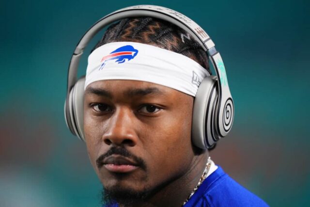 MIAMI GARDENS, FLÓRIDA - 07 DE JANEIRO: Stefon Diggs nº 14 do Buffalo Bills se aquece antes de um jogo contra o Miami Dolphins no Hard Rock Stadium em 07 de janeiro de 2024 em Miami Gardens, Flórida.