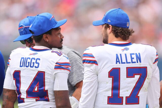 Stefon Diggs #14 e Josh Allen #17 do Buffalo Bills conversam na linha lateral durante a segunda metade de um jogo de pré-temporada contra o Chicago Bears no Soldier Field em 26 de agosto de 2023 em Chicago, Illinois.