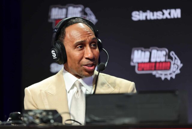 LAS VEGAS, NEVADA - 07 DE FEVEREIRO: Stephen A. Smith fala no SiriusXM no Super Bowl LVIII em 7 de fevereiro de 2024 em Las Vegas, Nevada.