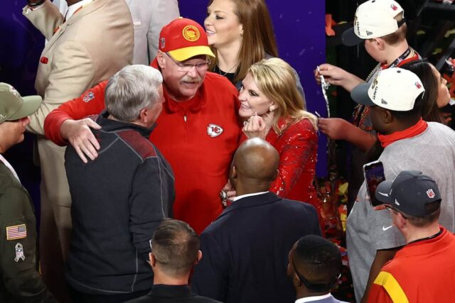 AS VEGAS, NEVADA - 11 DE FEVEREIRO: O técnico Andy Reid do Kansas City Chiefs comemora com sua esposa Tammy Reid após derrotar o San Francisco 49ers por 25-22 durante o Super Bowl LVIII no Allegiant Stadium em 11 de fevereiro de 2024 em Las Vegas, Nevada.