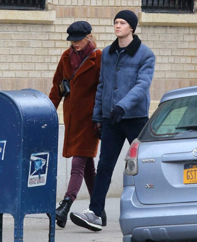 Taylor Swift de mãos dadas com o namorado Joe Alwyn fazem uma longa caminhada depois do almoço em Nova York