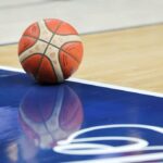 Uma bola é mostrada na quadra no segundo tempo de um jogo de exibição da Copa do Mundo Fiba de 2023 entre Porto Rico e os Estados Unidos na T-Mobile Arena em 7 de agosto de 2023 em Las Vegas, Nevada.  Os Estados Unidos derrotaram Porto Rico por 117-74.