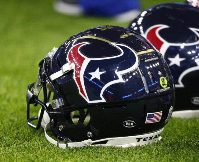 Uma imagem do adesivo do capacete em homenagem a Robert C. McNair, o falecido proprietário do Houston Texans, é mostrada antes do jogo contra o Tennessee Titans no NRG Stadium em 26 de novembro de 2018 em Houston, Texas.