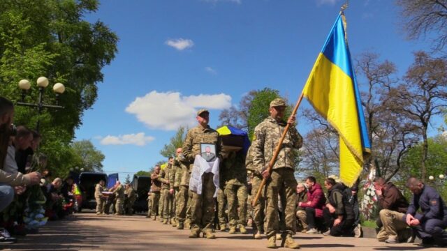 O funeral de um militar ucraniano na cidade de Chernihiv, no norte-1714043496