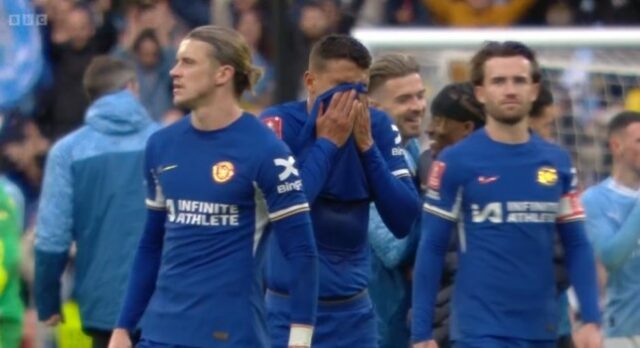 Noni Madueke foi visto contando uma piada com Jack Grealish enquanto Thiago Silva chorava após a derrota do Chelsea na FA Cup para o Manchester City, em Wembley.