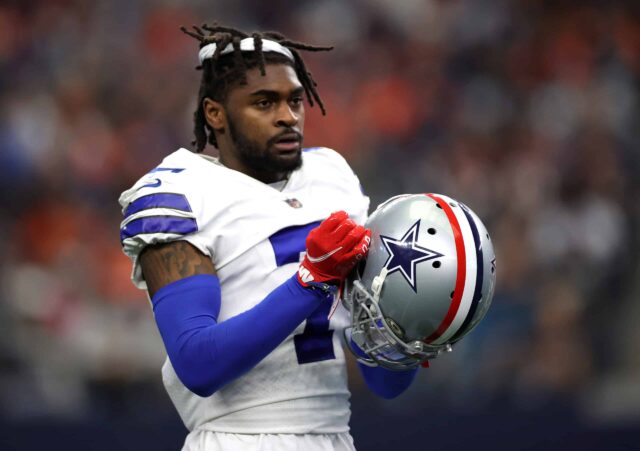 Trevon Diggs, nº 7 do Dallas Cowboys, coloca seu capacete de volta depois que ele foi derrubado durante uma jogada durante o segundo quarto contra o Denver Broncos no AT&T Stadium em 07 de novembro de 2021 em Arlington, Texas.