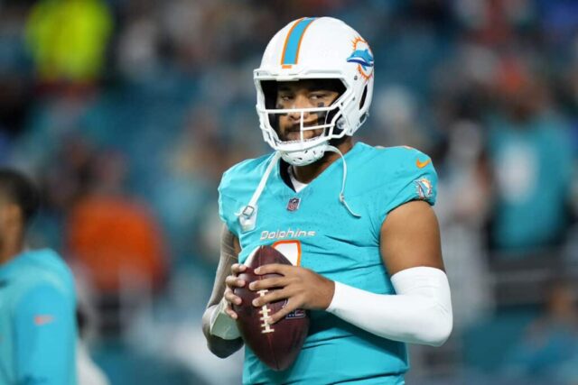 MIAMI GARDENS, FLÓRIDA - 11 DE DEZEMBRO: Tua Tagovailoa nº 1 do Miami Dolphins se aquece antes de um jogo contra o Tennessee Titans no Hard Rock Stadium em 11 de dezembro de 2023 em Miami Gardens, Flórida.