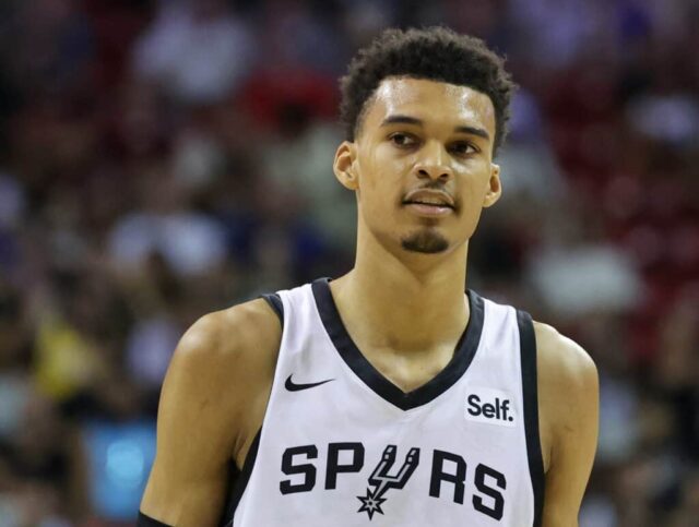 Victor Wembanyama nº 1 do San Antonio Spurs entra em quadra no segundo tempo de um jogo da NBA Summer League de 2023 contra o Charlotte Hornets no Thomas & Mack Center em 7 de julho de 2023 em Las Vegas, Nevada.  NOTA AO USUÁRIO: O Usuário reconhece e concorda expressamente que, ao baixar e/ou usar esta fotografia, o Usuário está concordando com os termos e condições do Contrato de Licença da Getty Images.