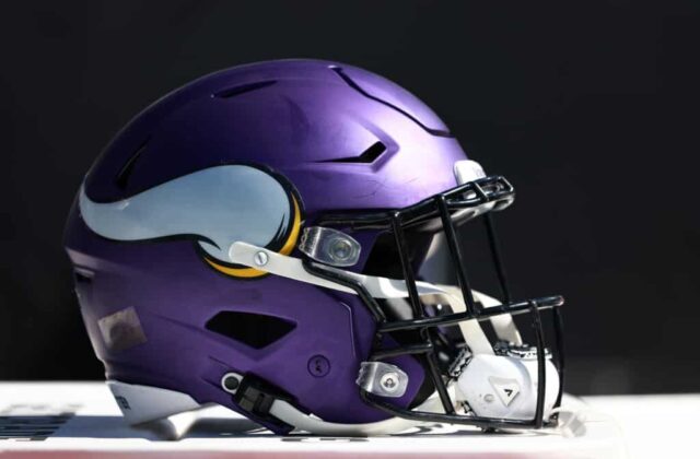 Uma foto detalhada de um capacete do Minnesota Vikings durante o jogo contra o Carolina Panthers no Bank of America Stadium em 17 de outubro de 2021 em Charlotte, Carolina do Norte.