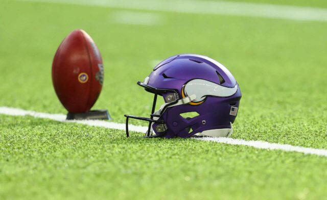 Capacete e bola do Minnesota Vikings em campo antes do jogo da pré-temporada contra o Seattle Seahawks no US Bank Stadium em 18 de agosto de 2019 em Minneapolis, Minnesota.
