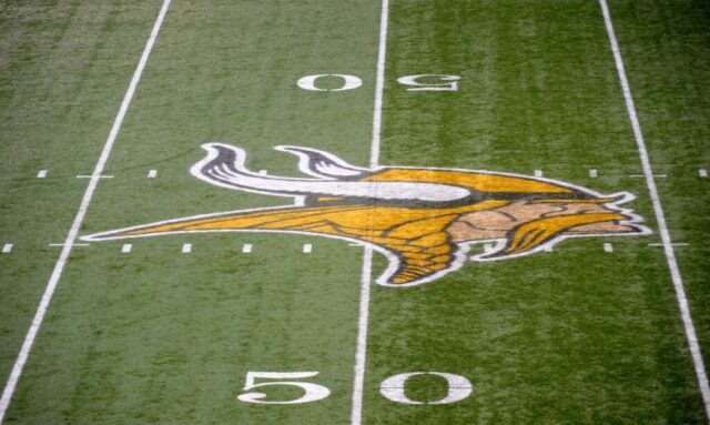 Uma visão geral do logotipo do Minnesota Vikings na linha de 50 jardas durante o jogo entre o Minnesota Vikings e o New Orleans Saints em 18 de dezembro de 2011 no Mall of America Field no Hubert H. Humphrey Metrodome em Minneapolis, Minnesota.