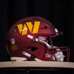 Uma visão de um capacete do Washington Commanders em exibição durante uma coletiva de imprensa para apresentar o quarterback Carson Wentz no Inova Sports Performance Center em 17 de março de 2022 em Ashburn, Virgínia.