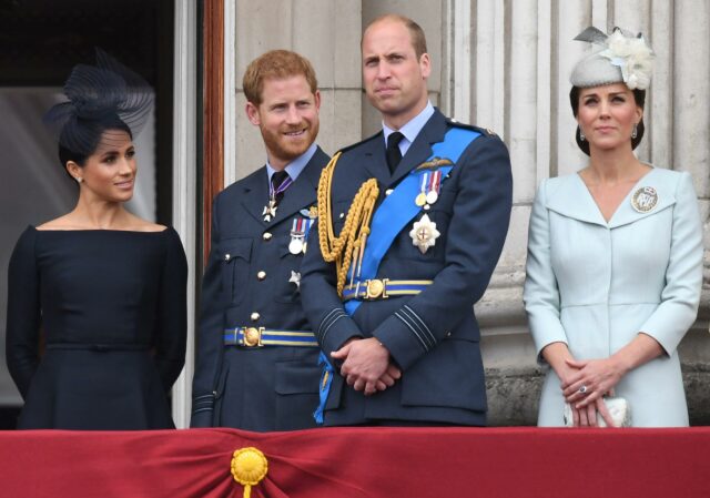 Meghan Markle, Duquesa de Sussex, Príncipe Harry, Duque de Sussex e o Duque e a Duquesa de Cambridge participam do flypast RAF100 no Palácio de Buckingham, Londres, Reino Unido, em 10 de julho de 2018. 10 de julho de 2018