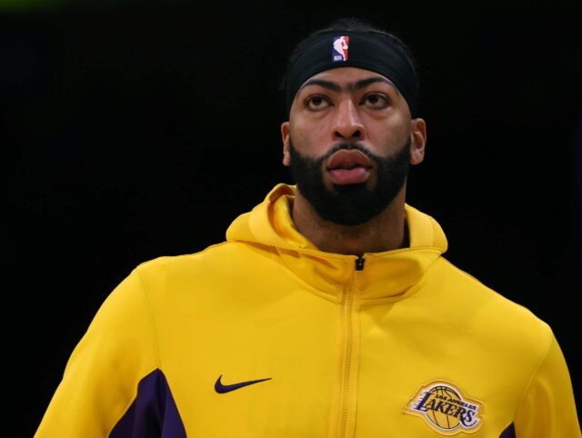 LOS ANGELES, CALIFÓRNIA - 11 DE JANEIRO: Anthony Davis # 3 do Los Angeles Lakers durante o aquecimento antes do jogo contra o Crypto.com Arena em 11 de janeiro de 2024 em Los Angeles, Califórnia.  O usuário concorda com os termos e condições do Contrato de Licença da Getty Images.