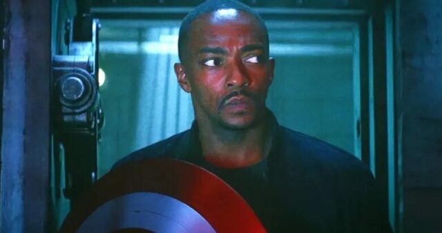 Anthony Mackie como Sam Wilson segurando o escudo do Capitão América em um túnel em Capitão América Valente