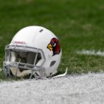 Um capacete do Arizona Cardinals fica em campo antes do início do jogo dos Cardinals contra o Philadelphia Eagles no Lincoln Financial Field em 13 de novembro de 2011 na Filadélfia, Pensilvânia.  Os Cardinals venceram por 21-17.