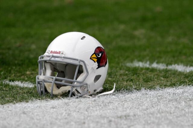 Um capacete do Arizona Cardinals fica em campo antes do início do jogo dos Cardinals contra o Philadelphia Eagles no Lincoln Financial Field em 13 de novembro de 2011 na Filadélfia, Pensilvânia.  Os Cardinals venceram por 21-17.