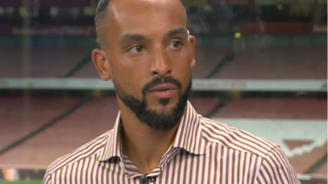 Theo Walcott fotografado trabalhando como comentarista na Sky Sports