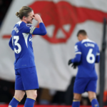 Conor Gallagher parece abatido após a derrota do Chelsea para o Arsenal
