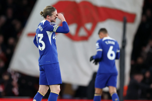 Conor Gallagher parece abatido após a derrota do Chelsea para o Arsenal