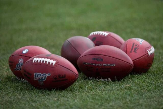 bolas de futebol em campo