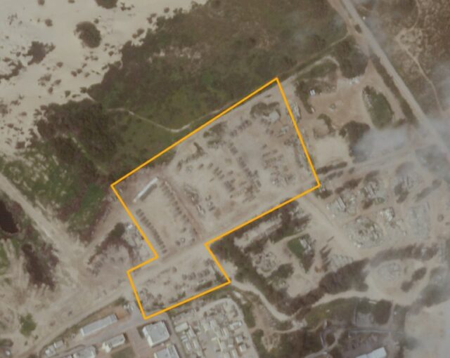 No lado norte da fronteira com a Faixa de Gaza, localizada a aproximadamente 2 quilómetros da área de entrada de Eli Sena, localizada perto da costa norte de Gaza, a análise de imagens de satélite mostra a presença de aproximadamente 120 veículos militares na base.
