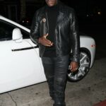 Tyrese Gibson está todo vestido de preto enquanto se dirige ao restaurante Madeo para jantar
