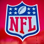 Uma visão detalhada do brasão e do logotipo da NFL é vista em ação durante o jogo do Super Bowl LIV entre o Kansas City Chiefs e o San Francisco 49ers em 2 de fevereiro de 2020 no Hard Rock Stadium, em Miami Gardens, FL.