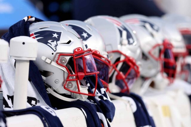 FOXBOROUGH, MASSACHUSETTS - 11 DE AGOSTO: Uma vista dos capacetes do New England Patriots no banco durante o jogo de pré-temporada entre o New York Giants e o New England Patriots no Gillette Stadium em 11 de agosto de 2022 em Foxborough, Massachusetts.