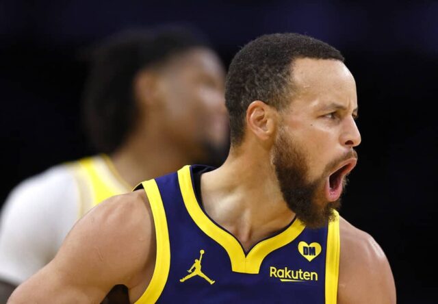 LOS ANGELES, CALIFÓRNIA - 09 DE ABRIL: Stephen Curry nº 30 do Golden State Warriors reage após acertar um arremesso de três pontos contra o Los Angeles Lakers no primeiro tempo na Crypto.com Arena em 09 de abril de 2024 em Los Angeles, Califórnia.  NOTA AO USUÁRIO: O usuário reconhece e concorda expressamente que, ao baixar e/ou usar esta fotografia, o usuário concorda com os termos e condições do Contrato de Licença da Getty Images. 