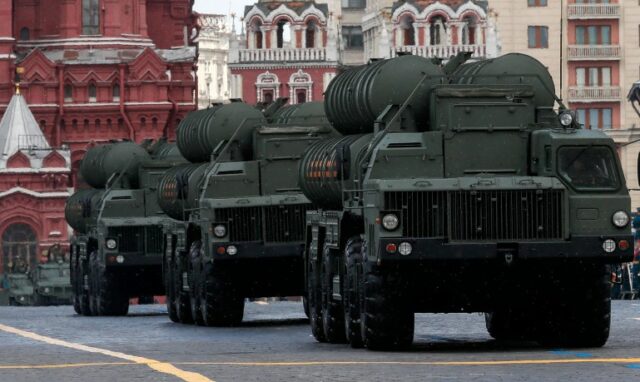 Os sistemas móveis de mísseis terra-ar russos S-400 Triumf participam do desfile militar do Dia da Vitória na Praça Vermelha em Moscou, Rússia