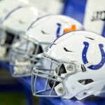 Uma visão detalhada de um capacete do Indianapolis Colts é visto colocado em um banco em ação durante o jogo de pré-temporada da NFL entre o Indianapolis Colts e o Baltimore Ravens em 20 de agosto de 2018 no Lucas Oil Stadium em Indianápolis, Indiana.